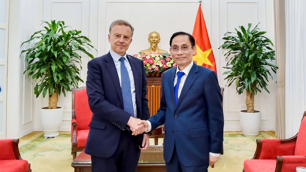 Vietnamese Minister of Foreign Affairs Le Hoai Trung (R) and Secretary General of the French Ministry for Europe and Foreign Affairs Martin Briens pose for a photo ahead of their talks in Hanoi on July 8. (Photo: MOFA)