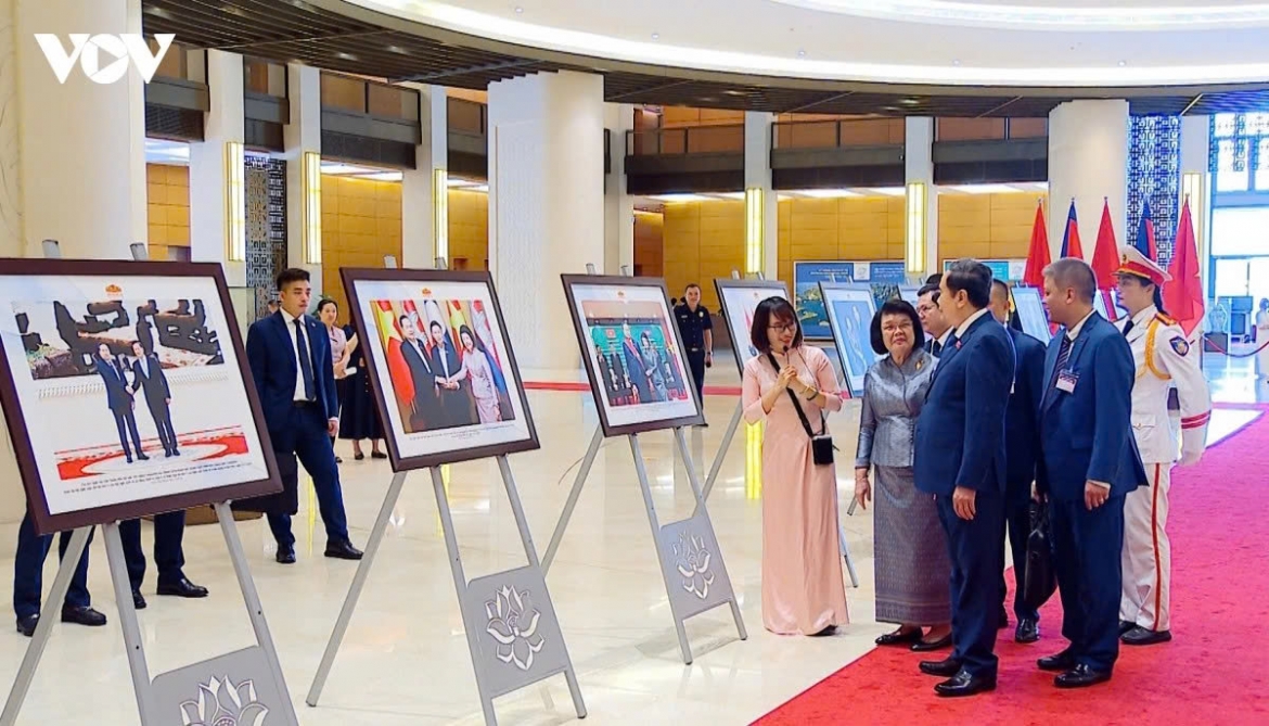 Vietnamese National Assembly Chairman Tran Thanh Man and his visiting Cambodian counterpart Khuon Sudary tour a photo exhibition space highlighting cooperative relations between the two countries
