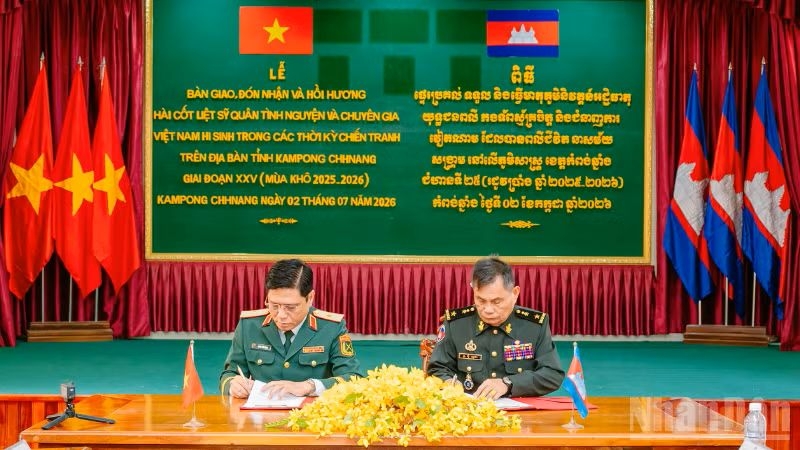 Major General Huynh Van Ngon (left) and Lieutenant General Mum Sopheap sign the handover record for the remains of Vietnamese volunteer soldiers and military experts who died in Cambodia during international missions (Photo: nhandan.vn)