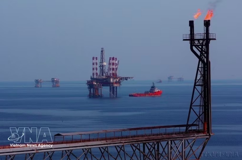 An oil rig of Vietsovpetro at the Bach Ho field - the largest oil and gas field in Vietnam. (Photo: VNA)