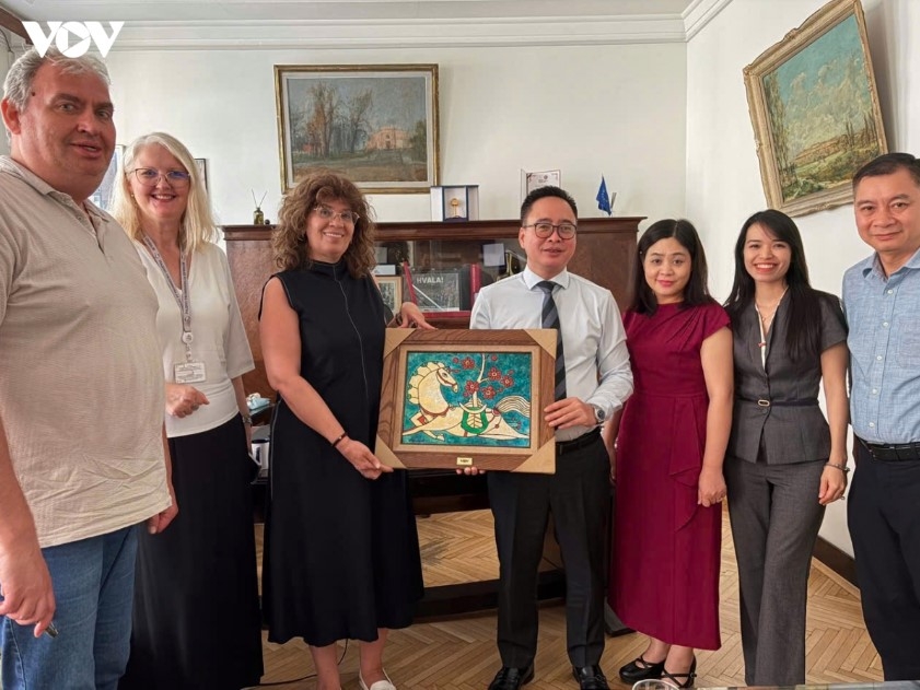 VOV leaders present a souvenir to Zorana Bojičić, director of Radio Belgrade, Serbia.