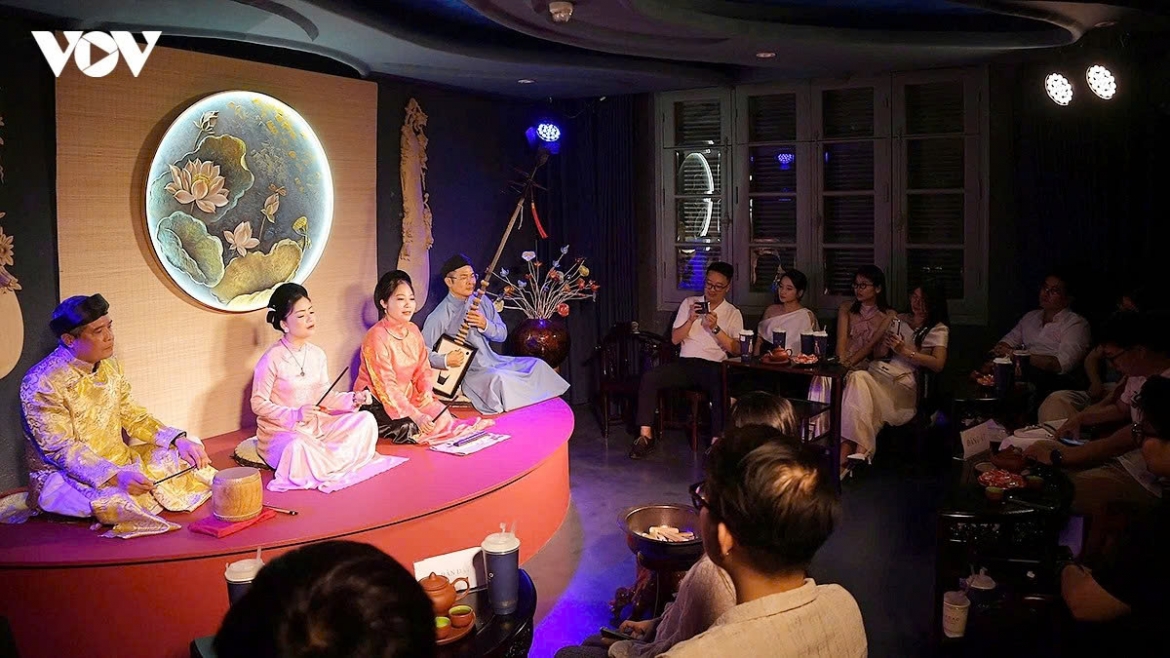 Visitors to Cadao Collective by West Lake can experience traditional Vietnamese art performances, including puppetry, xẩm singing (a form of Vietnamese folk music) and Ca trù (a complex form of sung poetry found in the north of Vietnam from the 11th century on), while engaging with artisans to discover the rich cultural heritage of Thang Long, the former name of Hanoi.