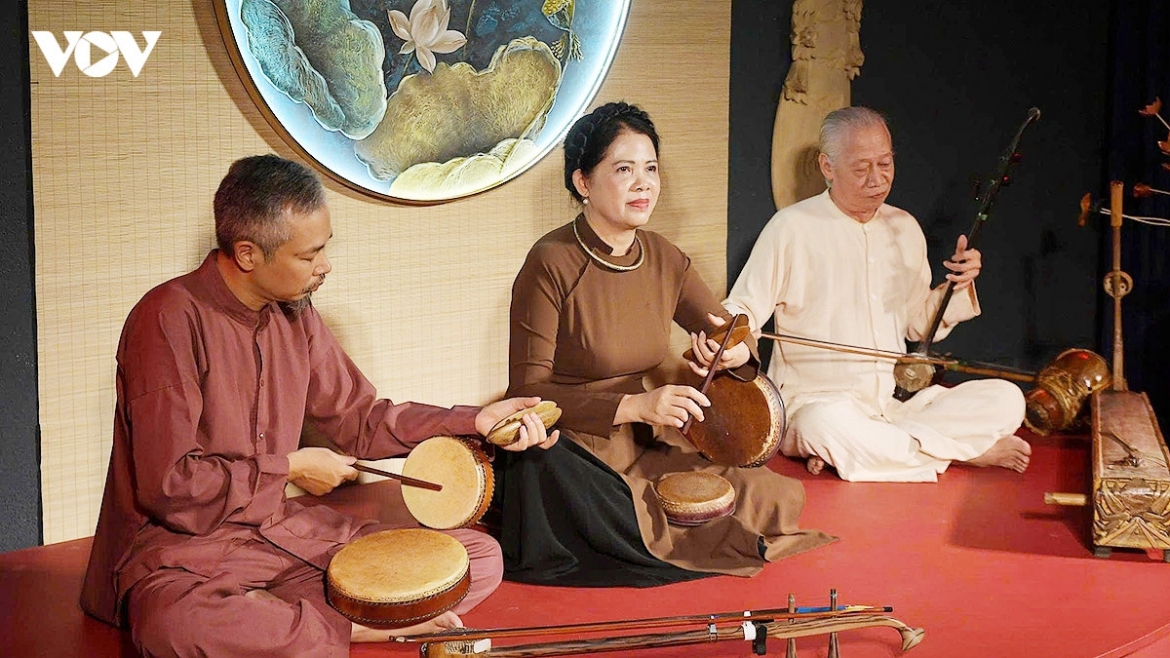 The performance space introduces the public to melodies that reflect the life and spirit of Hanoi’s Old Quarter, featuring performances by People’s Artist Xuan Hoach, artisan Ta Hanh, and artist Tran Koong.