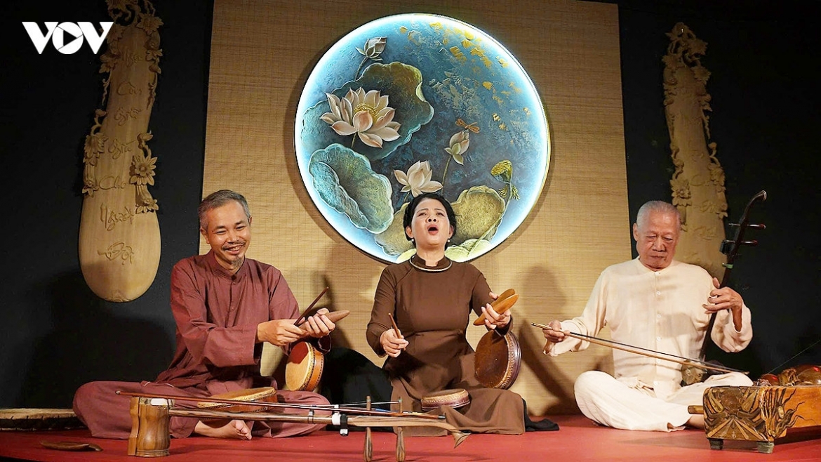 The deeply emotional lyrics take audiences back to traditional folk performances that have been an integral part of Vietnamese life for centuries.