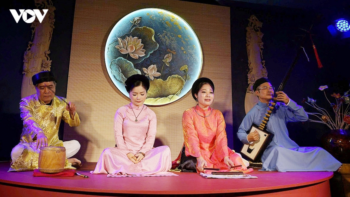 The journey of exploring fresh traditional art spaces by West Lake continues with the Ca Trù Kinh Kỳ show. The Thai Ha Ca Tru which are dedicated to preserving this art form host regular performances.