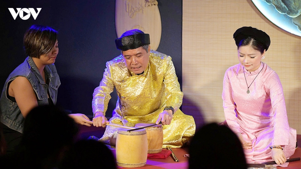In ca trù performances, the art form is presented in a refined and elegant style, featuring ca nương (female vocalists) such as People’s Artist Thanh Hoai, kép đàn (instrumentalists) Meritorious Artisan Nguyen Van Khue, and trống chầu (ceremonial drum) artist Nguyen Quyet Thang.