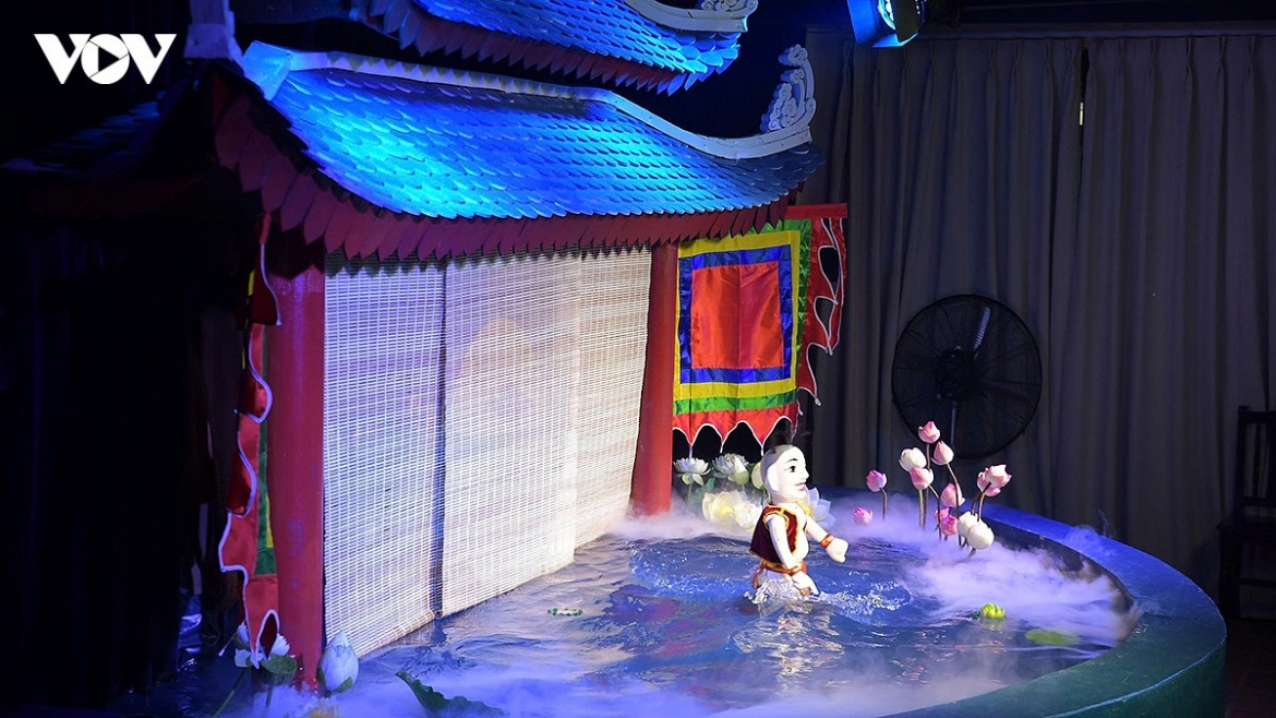 The journey begins with the Puppet Show, where traditional folk performances such as shadow puppetry and water puppetry are brought to life on the thủy đình, a distinctive water pavilion of Vietnamese cultural performances.