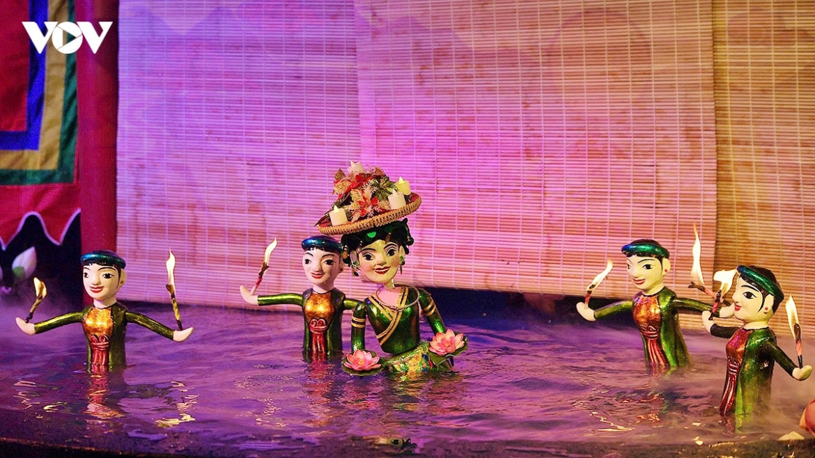 The stage creates a harmonious fusion of traditional architecture and contemporary minimalist design.