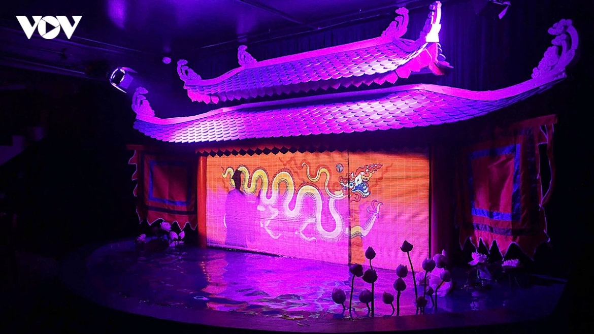 The shadow puppetry performance, combined with traditional music, creates an experience deeply rooted in heritage while infused with a creative spirit, enriching the audience’s experience.