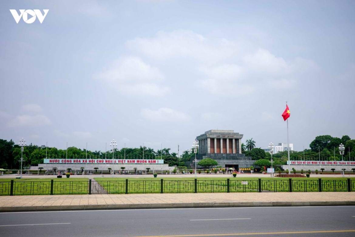 These days, Ba Dinh Square has become a gathering place for people from across the country, who come carrying a sense of national pride and Vietnam’s red flags with the yellow star.