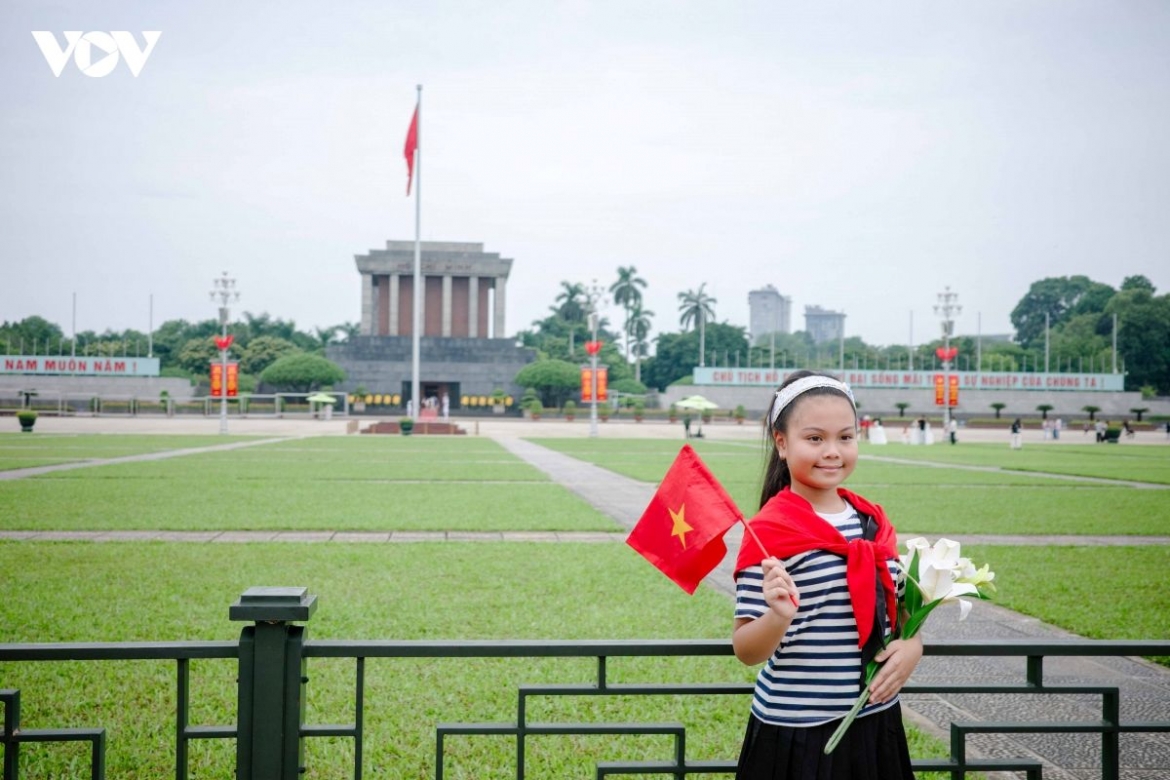 A child holds the national flag amid the crowds at Ba Dinh Square.