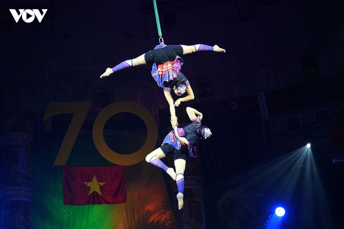 Audiences witness thrilling moments as highly demanding and precisely executed circus techniques are skilfully woven into the historical narrative.