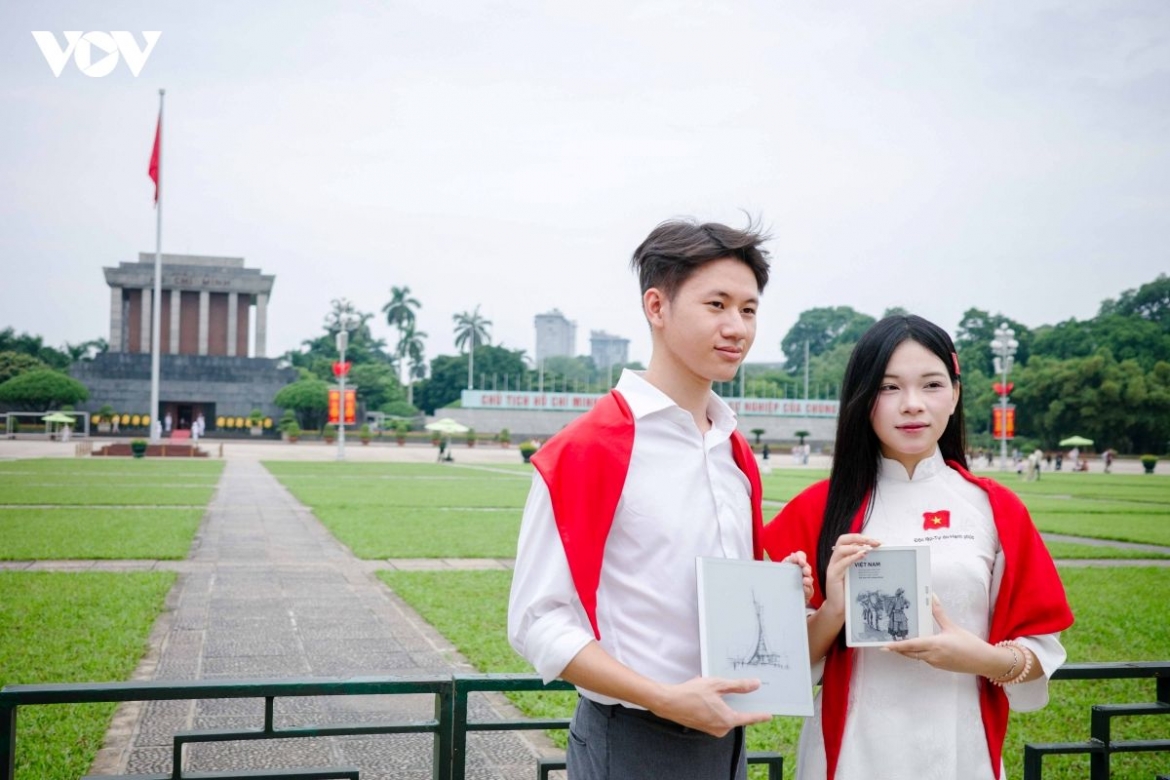 Different generations stand together beside the national flag at Ba Dinh Square. An ordinary moment carries a sense of pride in a place that witnessed a defining chapter in Vietnam’s history.