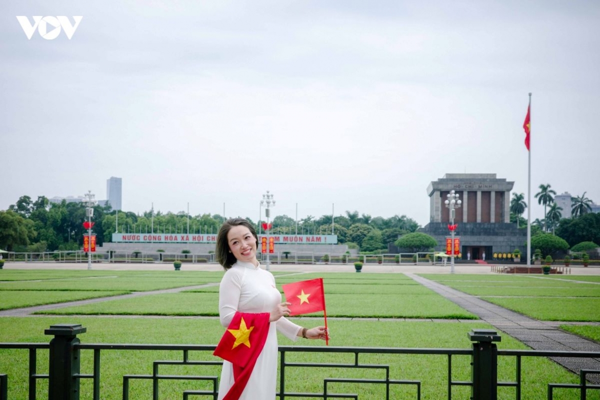 The red flags with the yellow star become a striking feature in many visitors’ photographs at Ba Dinh Square.