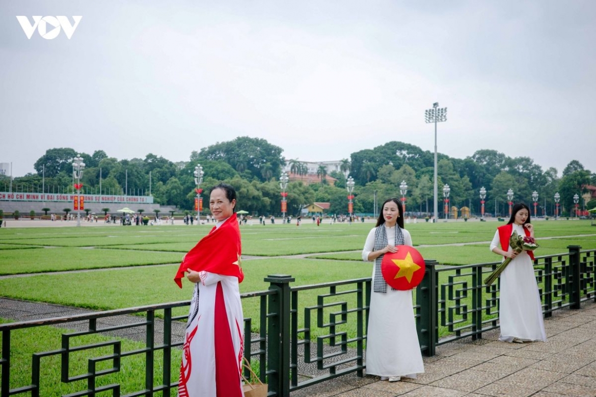 Ba Dinh Square glows red with national flags as people make their way to the historic site during an emotional August in Hanoi. Here, August is found not only in the pages of history, but also in the footsteps, Áo dài, flags and faces of those who return to Ba Dinh.