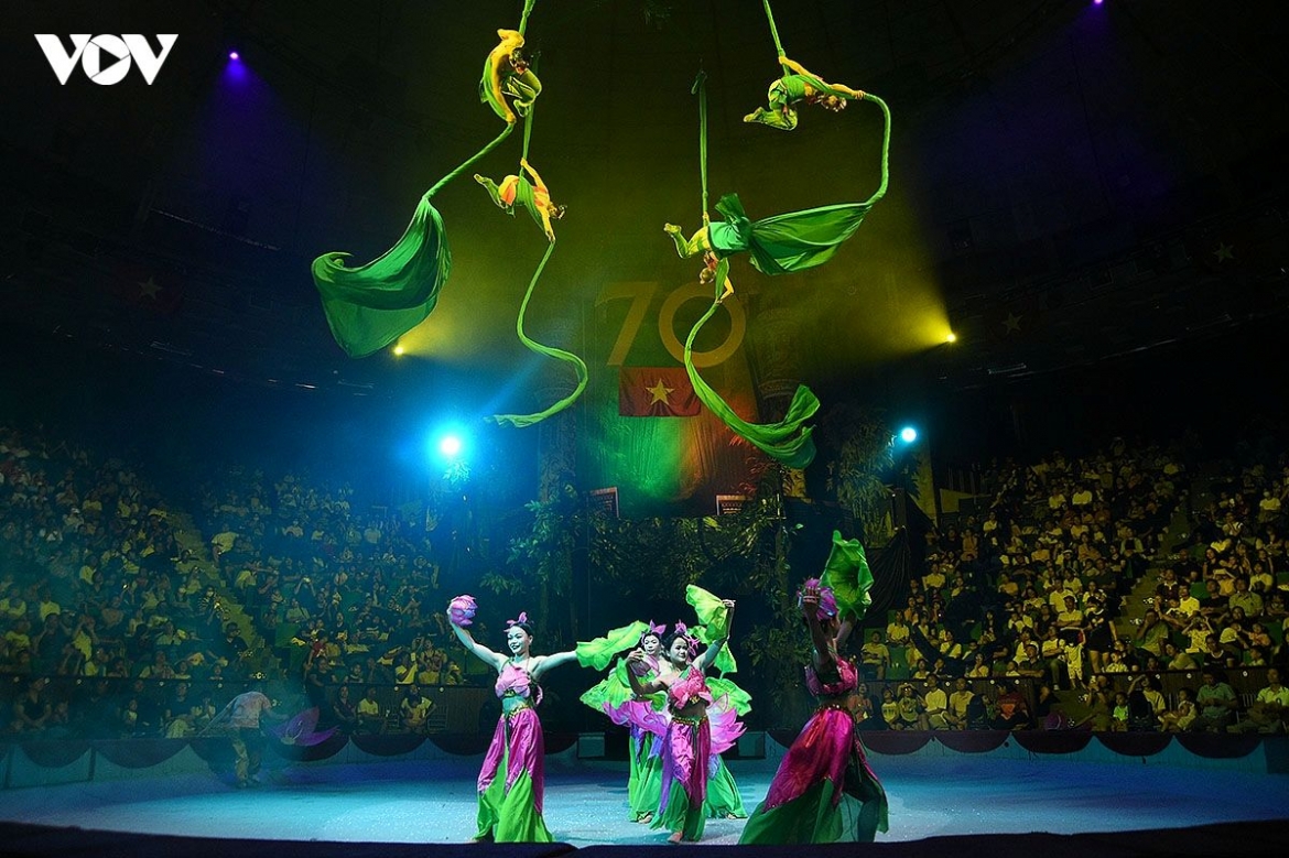 The production is being performed continuously at the Central Circus, at 67-69 Tran Nhan Tong Street in Hanoi, during the National Day holiday to meet audience demand.