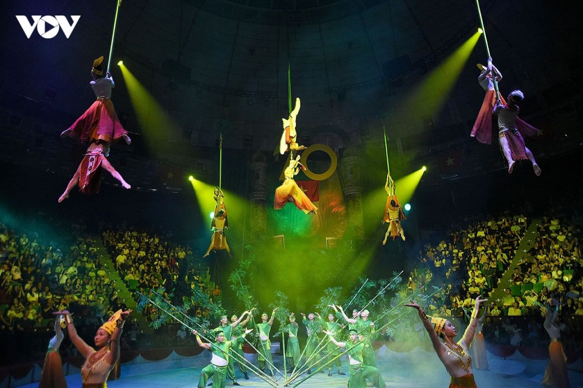 The show celebrates the nation’s historical heritage and indomitable spirit through a fresh and visually striking stage language.