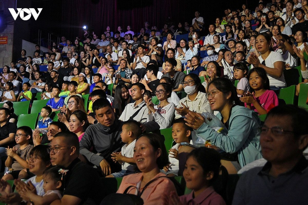The Central Circus draws large crowds during the National Day holiday period, with the auditorium packed for performances.