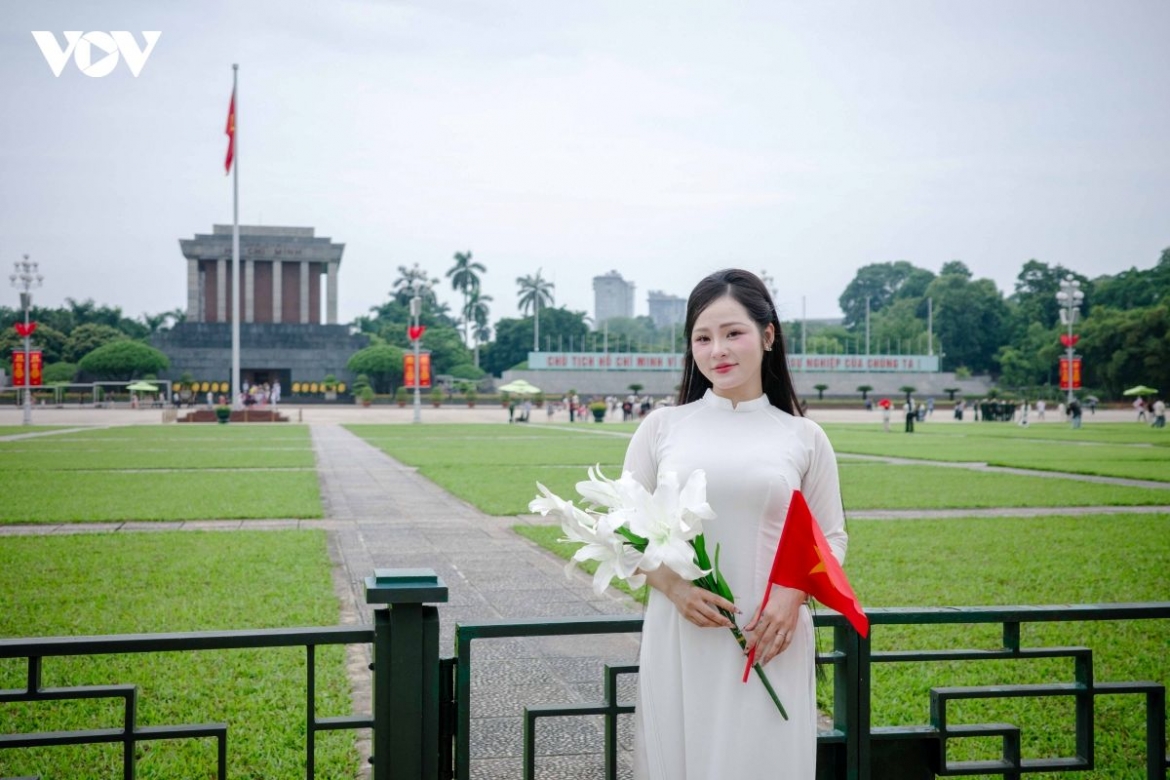 The national flag appears in frame after frame, becoming a defining symbol of the August days at Ba Dinh Square.