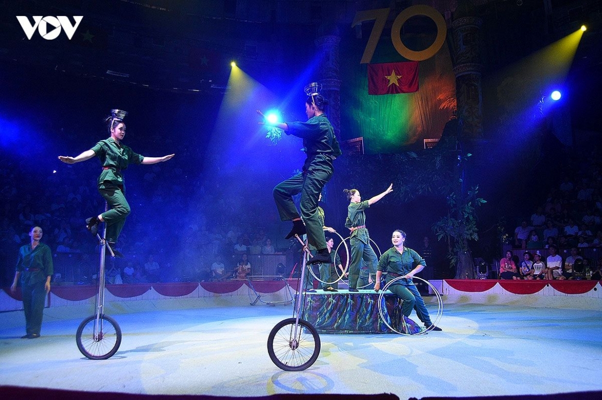 The production combines carefully choreographed circus acts with music, singing, dance and dramatic stage scenes to tell stories of Vietnam’s history and national spirit.