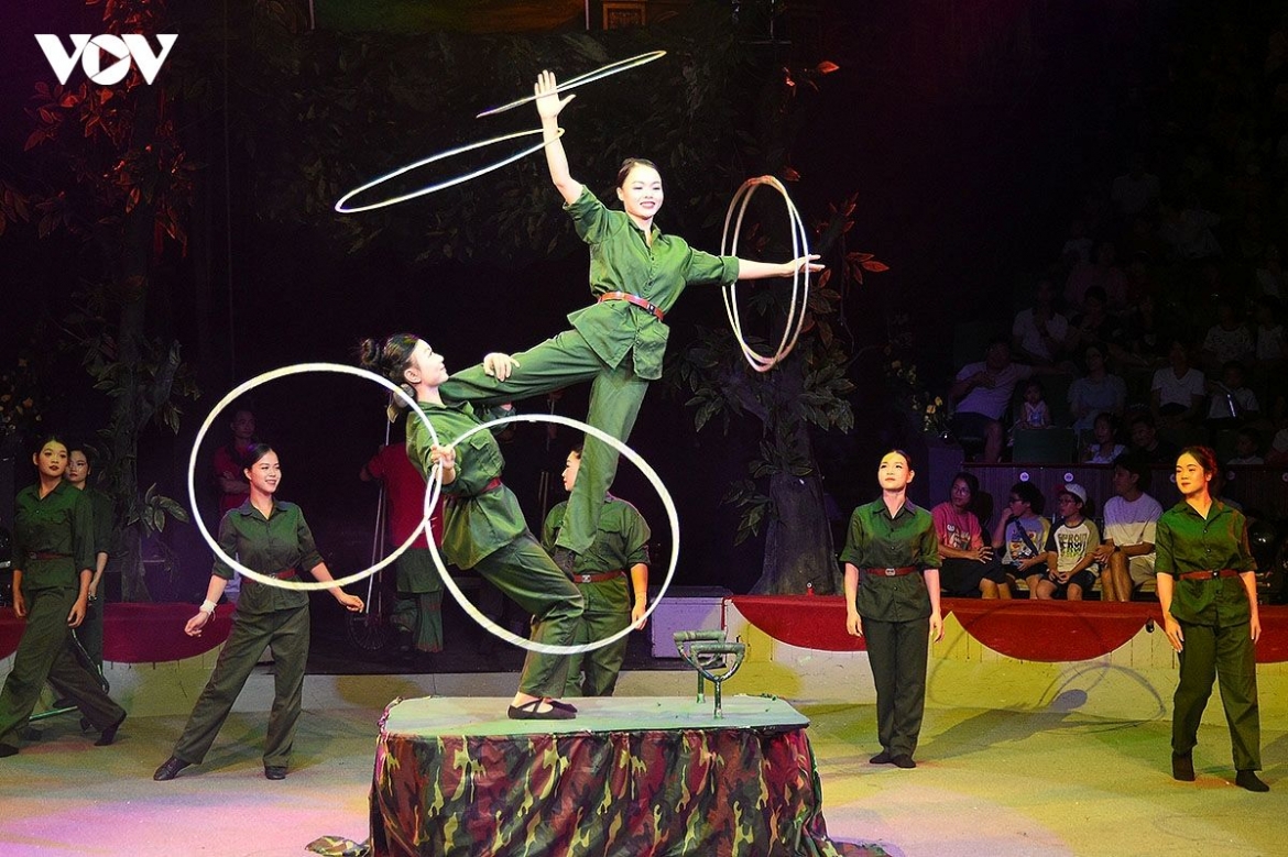 The show unfolds as a journey through the nation’s history, taking audiences from its origins and heroic struggles to a strong sense of pride in the country today.