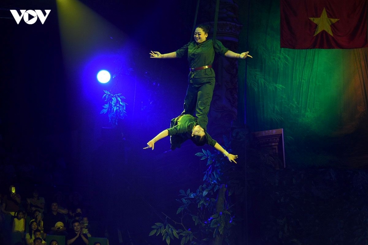 More than a showcase of traditional circus techniques, Hào Khí Việt Nam weaves together circus, music, singing, dance and highly visual stage scenes into a unified performance.