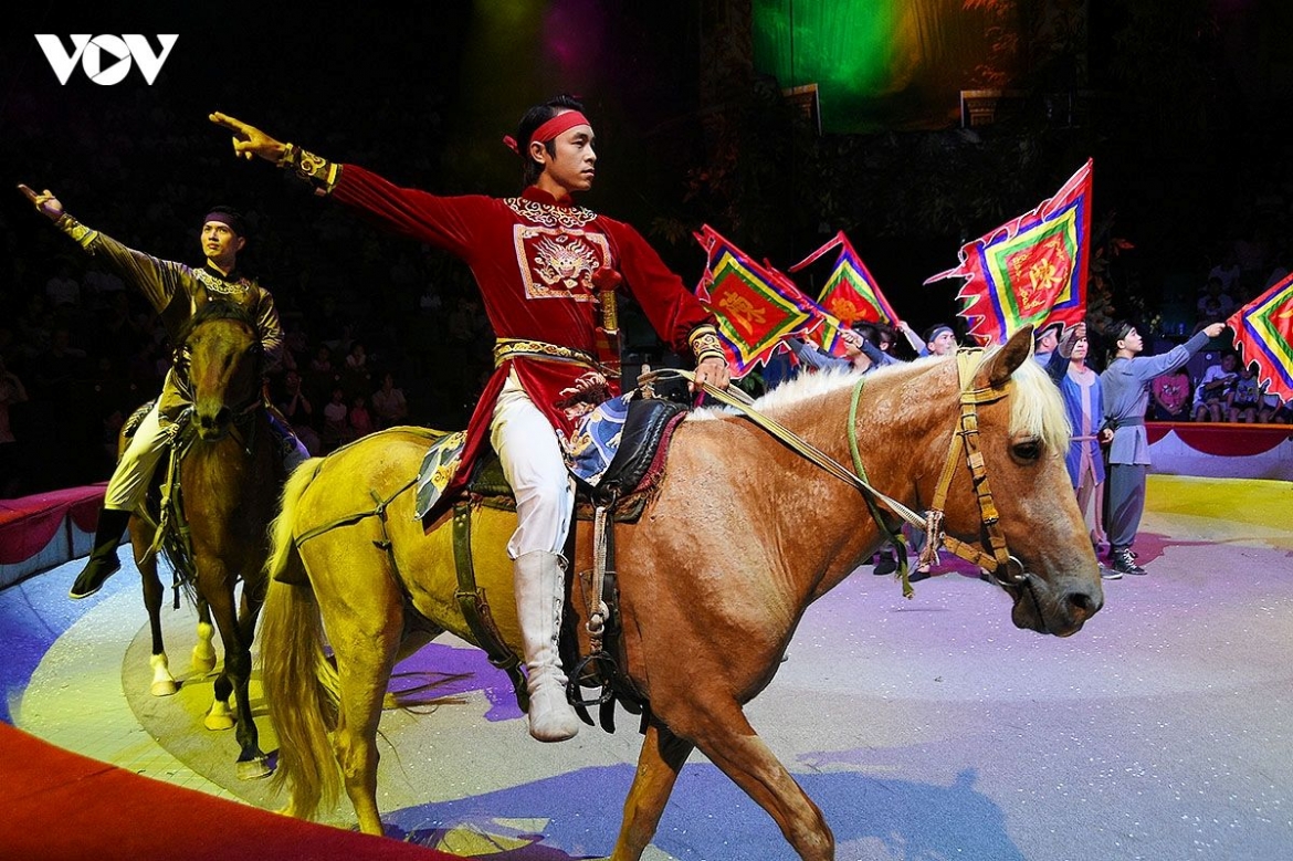 Through heroic melodies and seamlessly connected performances, the audience is taken on a journey through Vietnam’s history, from the ancient Au Lac kingdom to the Dông A spirit of the Tran dynasty.