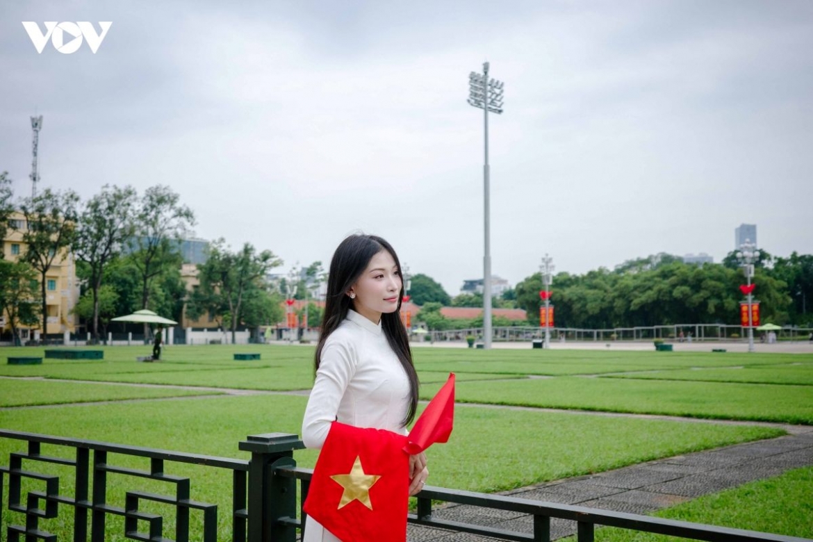 From the elderly to young children, from women in Áo dài to young people, different generations gather with national flags at Ba Dinh Square, a site closely tied to pivotal moments in Vietnam’s history.