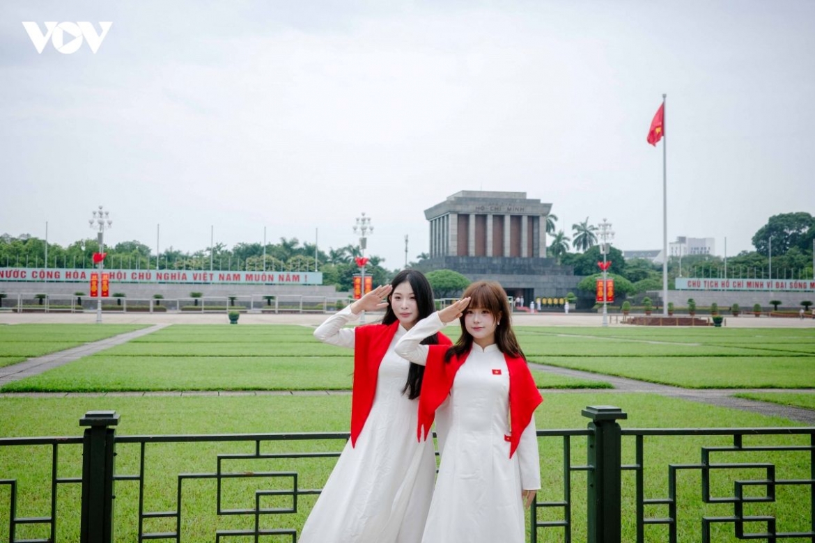 Young people are also drawn to Ba Dinh Square, bringing their own way of capturing and remembering the August days.