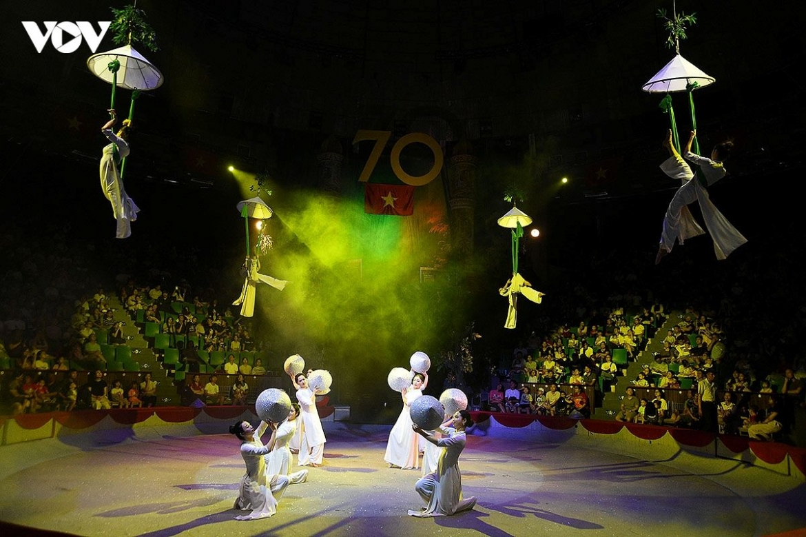 One of the show’s most striking highlights is the segment recreating the Dong A spirit, a reference to the heroic era of the Tran dynasty in Vietnam’s history.