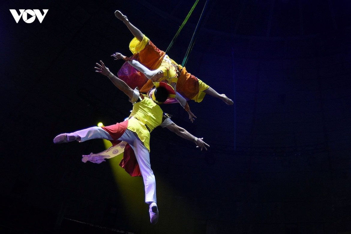 The heroic atmosphere of the Tran dynasty is brought vividly to life through powerful horseback circus performances, imposing warrior figures and the proud banners of the Tran court.