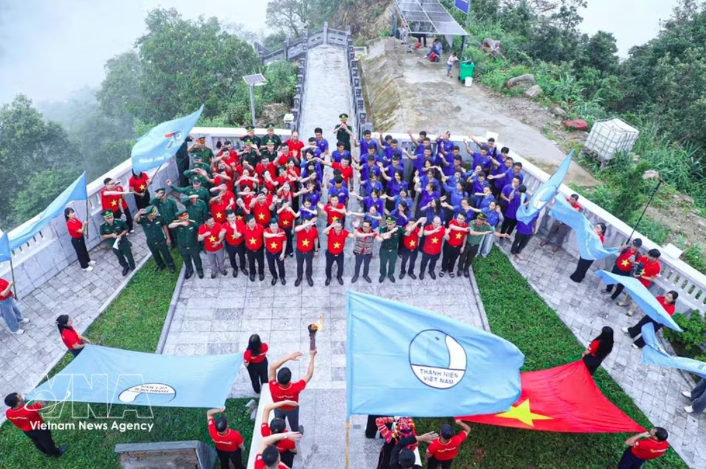 The flag-raising ceremony at the A Pa Chai flagpole in Sin Thau commune, Dien Bien province (Photo: VNA)