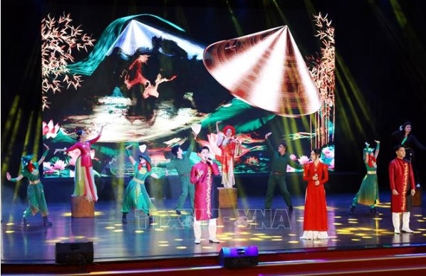 A performance presented by the Vietnamese art troupe at the anniversary ceremony (Photo:VNA)