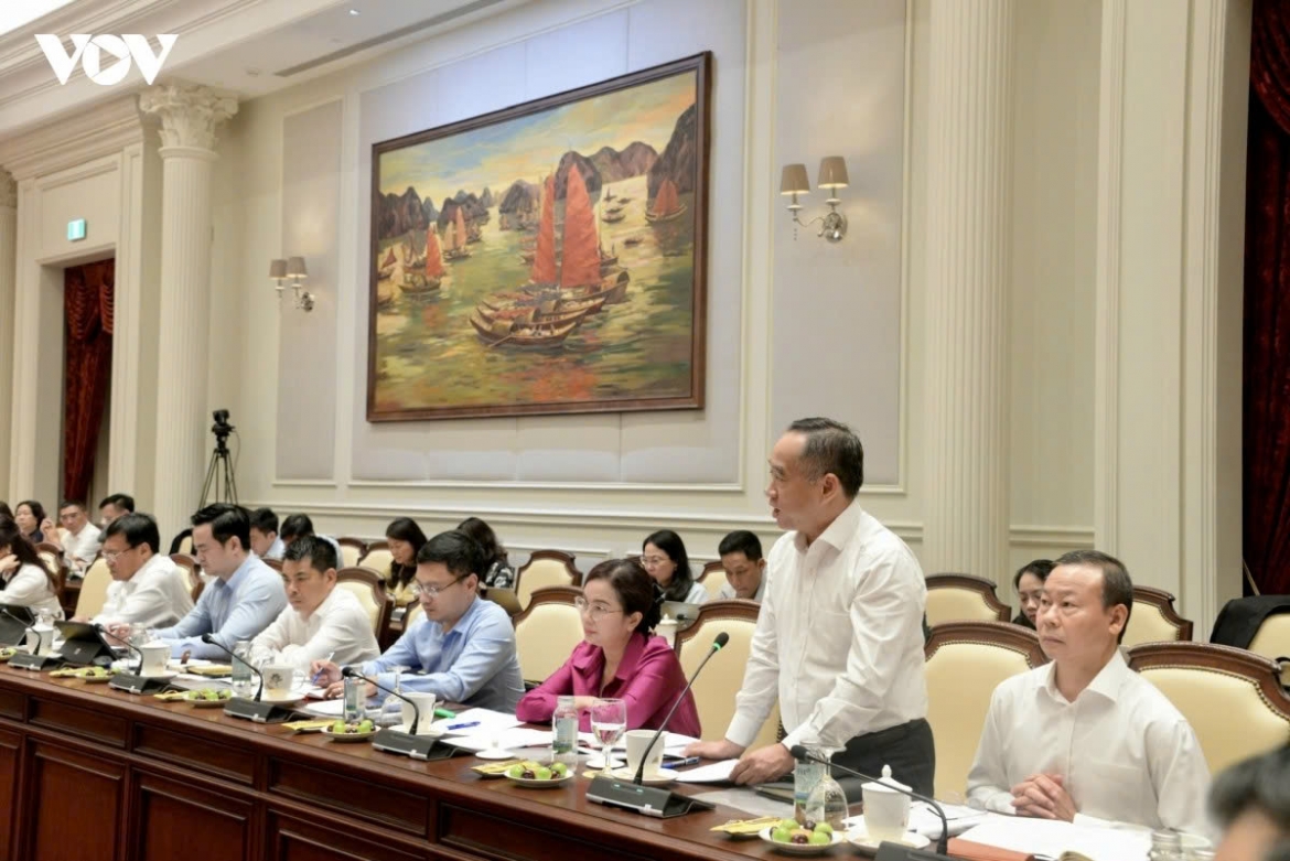 A representative of a museum speaks at the working sesion