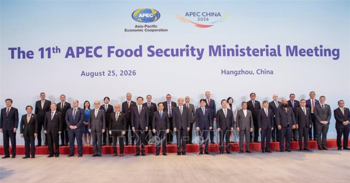 Agricultural leaders from 21 APEC member economies pose for a group photo at the meeting. (Photo: VNA)