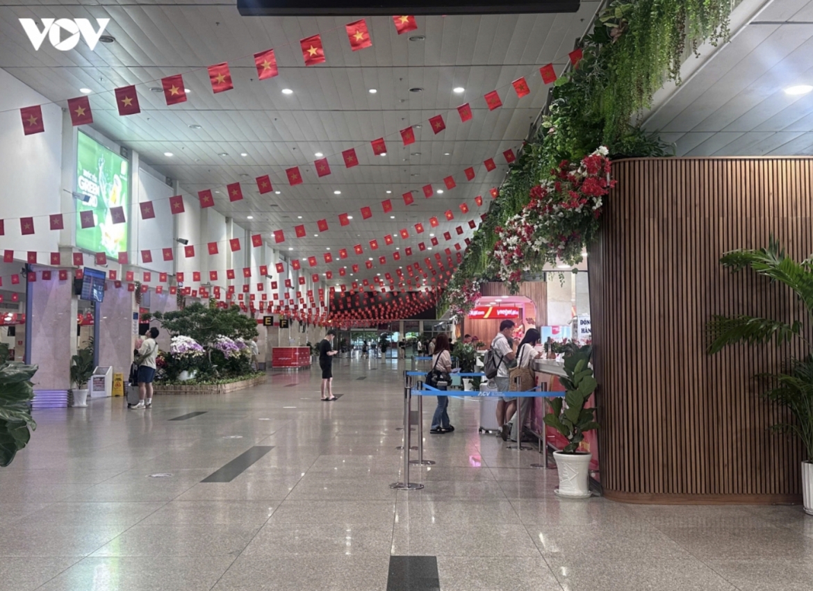 The domestic check-in area at Tan Son Nhat International Airport remains quiet, with passengers completing procedures quickly. Security checkpoints and boarding gates operate smoothly without long queues.
