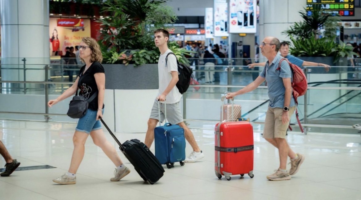 Surging air travel demand on the first day of the National Day holiday puts high pressure on passenger services, flight operations, and airport security at Noi Bai International Airport.