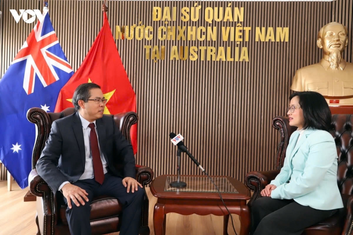 Vietnamese Ambassador to Australia Pham Hung Tam (L) in an interview with the Canberra-based correspondent on the significance of Vietnamese Party General Secretary and State President To Lam's state visit to Australia from August 9 to 12, 2026