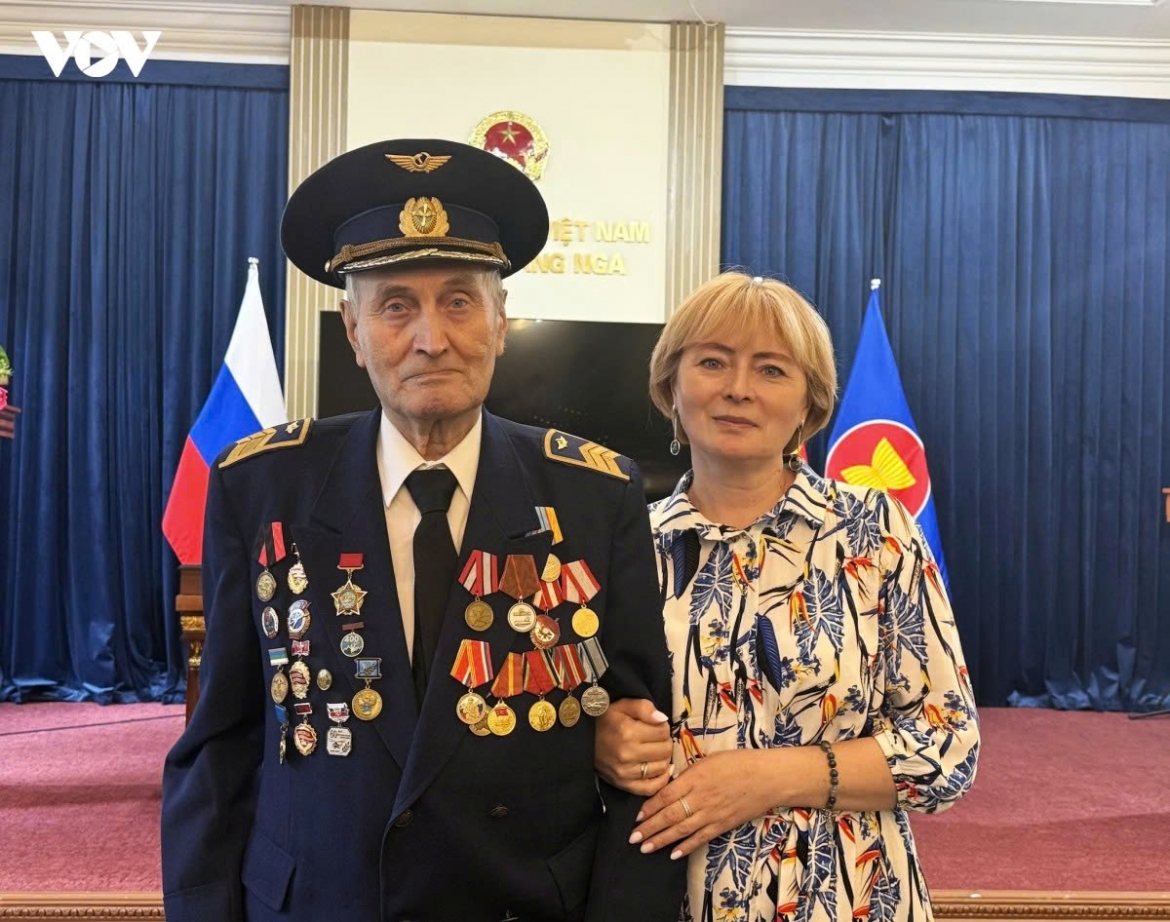 Arseny Aleksandrovich Durkin, a former commander of an S-75 surface-to-air missile crew who served in Vietnam from 1965 to 1966, and her daughter Elena at the gathering