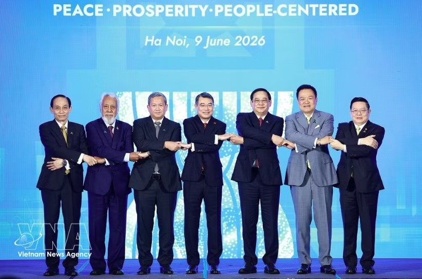 Prime Minister Le Minh Hung (centre) poses for a group photo with Lao Prime Minister Sonexay Siphandone, Cambodian Prime Minister Hun Manet, Thai Prime Minister Anutin Charnvirakul, Timor-Leste Prime Minister Kay Rala Xanana Gusmão, and ASEAN Secretary-General Kao Kim Hourn (Photo: VNA)