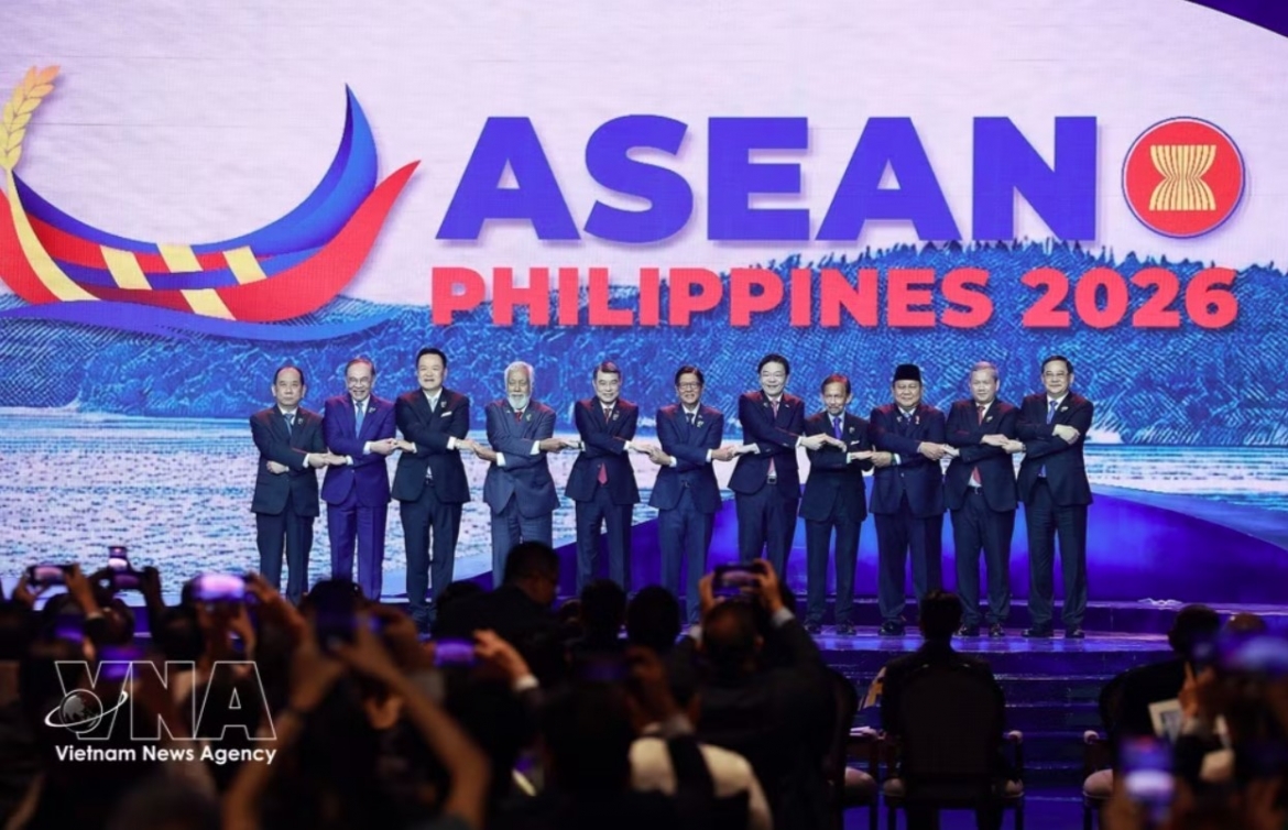 Prime Minister Le Minh Hung (fifth, left) joins ASEAN leaders at the opening ceremony of the 48th ASEAN Summit (Photo: VNA)