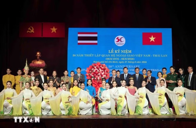  Ho Chi Minh City leaders and Thai delegates pose for a group photo with Vietnamese and Thai artists. (Photo: VNA)
