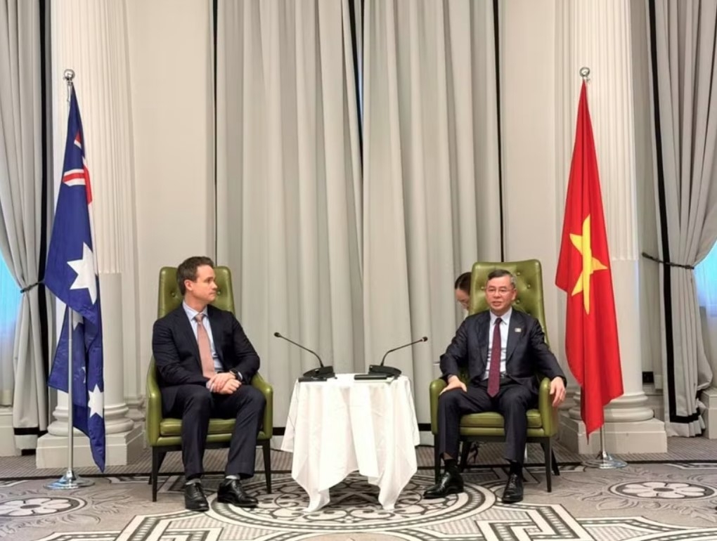At the working session between Vietnamese Minister of Finance Ngo Van Tuan (right) and RMIT University’s Vice-Chancellor and President Professor Alec Cameron in Sydney on August 10 (Photo: tapchikinhtetaichinh.vn)