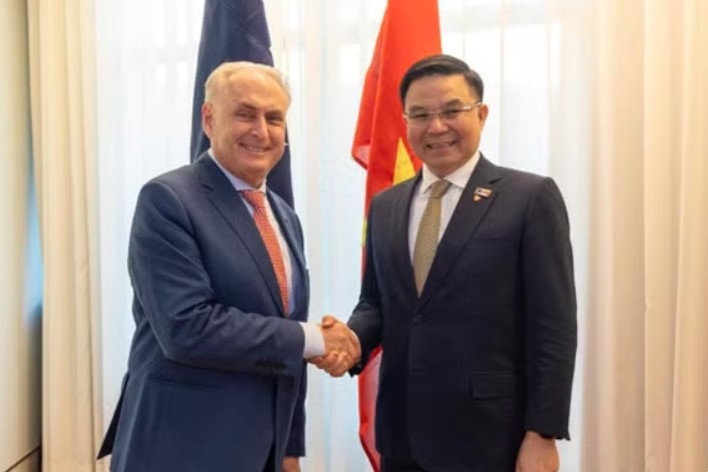 Vietnamese Minister of Industry and Trade Le Manh Hung (right) meets with Australian Minister for Trade and Tourism Don Farrell in Canberra on August 12. (Photo: VNA)