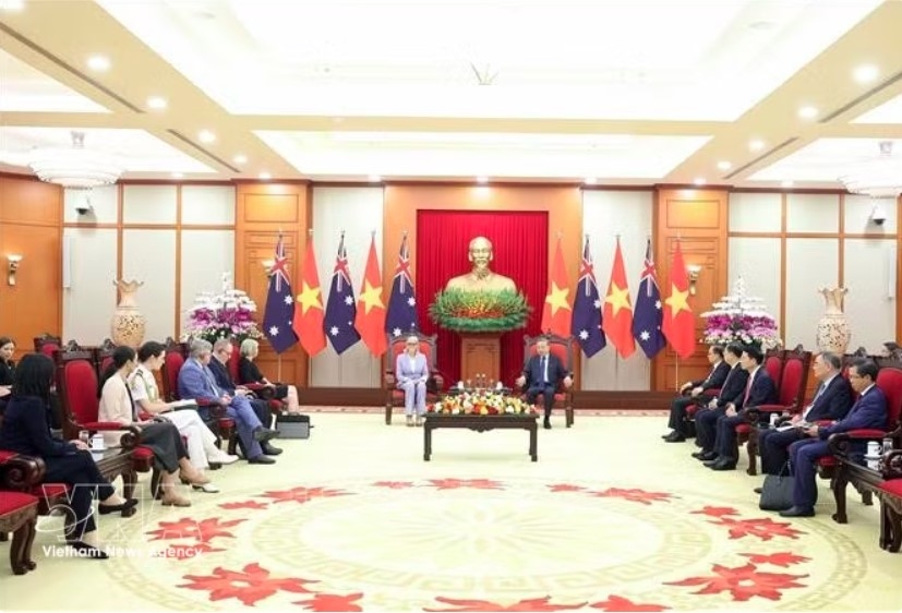 General Secretary of the Communist Party of Vietnam (CPV) Central Committee (right) hosts a reception for Australian Governor-General Sam Mostyn in Hanoi during her state visit to Vietnam in September last year (Photo: VNA)