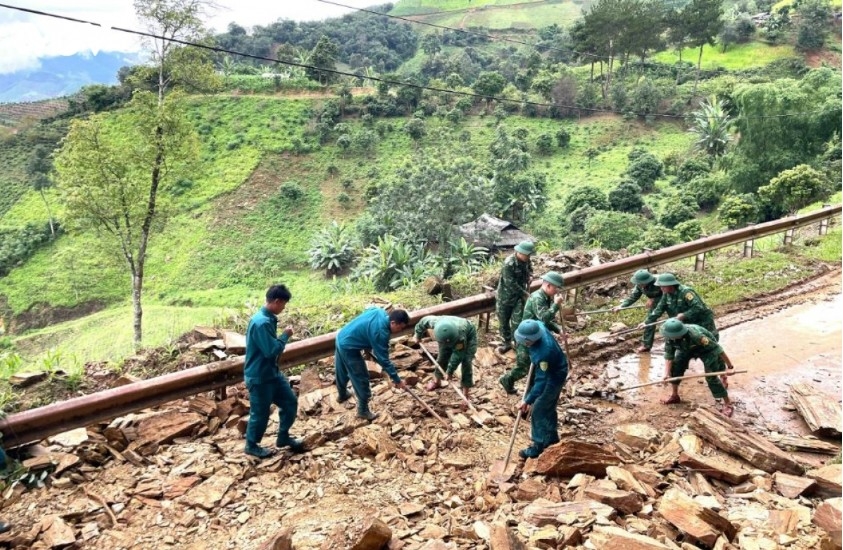 Border guards in Son La clear landslide-blocked roads and assist locals affected by heavy rain.