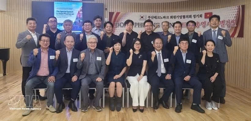 Participants pose for a group photo at the roundtable held by the Vietnamese Consulate General in Busan (Photo: VNA)
