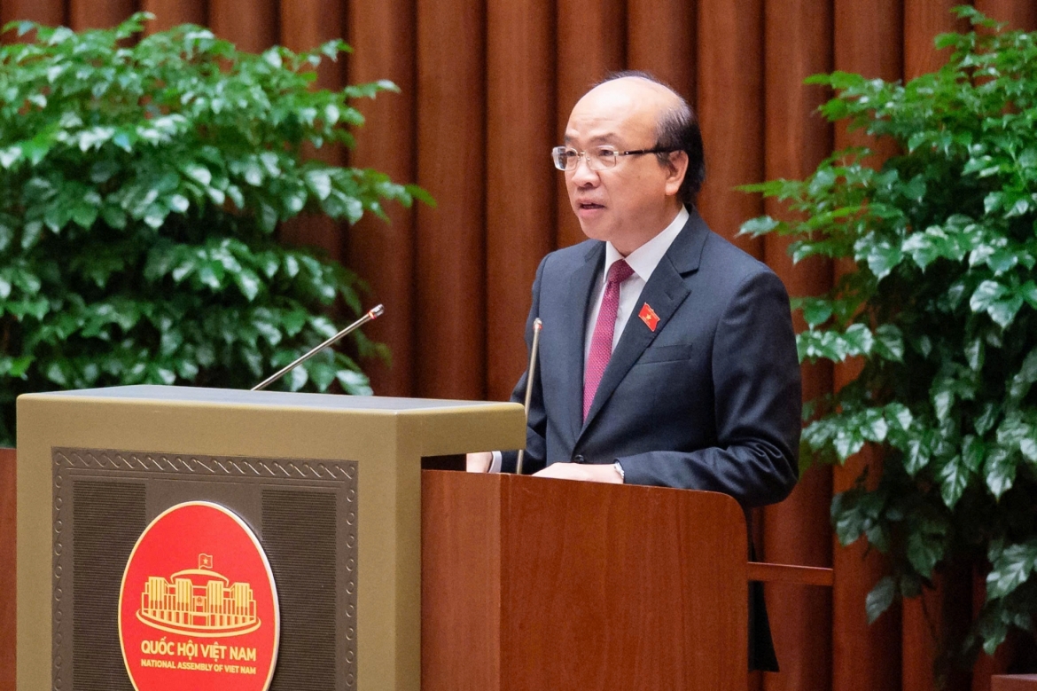 Chairman of the National Assembly's Committee on Legal and Judicial Affairs Phan Chi Hieu presents a verification report on the draft law. (Photo: quochoi.vn)