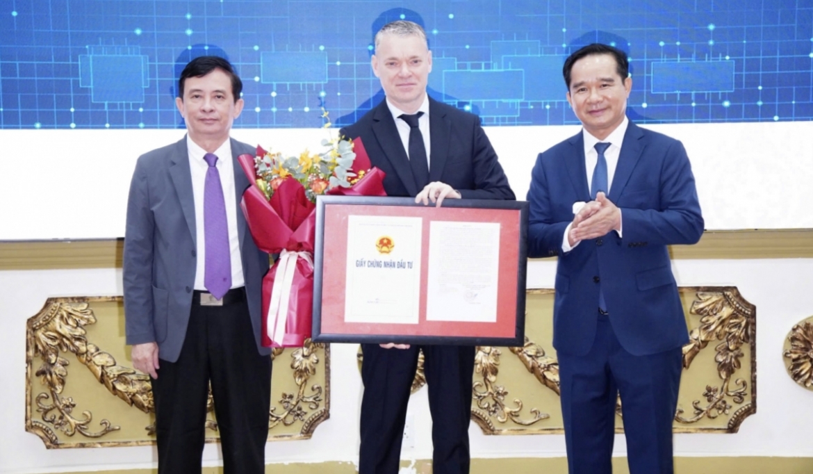 Chairman of the Ho Chi Minh City People's Committee Nguyen Van Duoc (R) presents an investment registration certificate to a foreign-invested enterprise. (Photo: AV)
