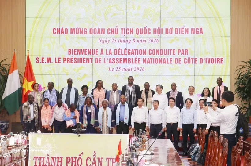 President of the National Assembly of Côte d’Ivoire and Can Tho city leaders pose for a commemorative photo. (Photo: VNA)